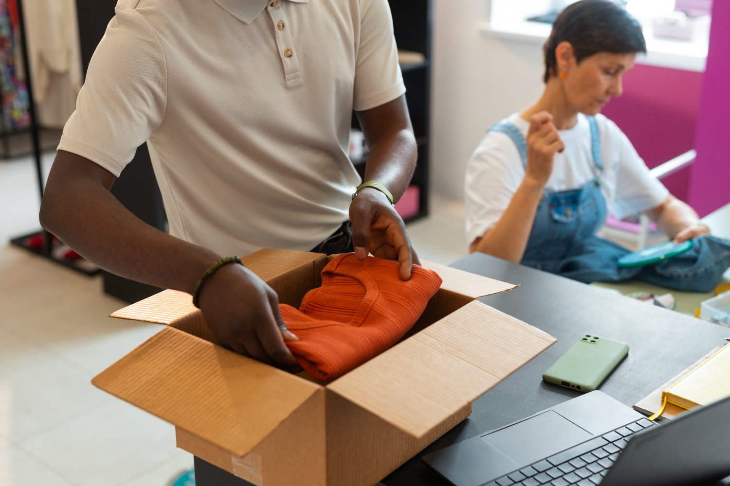 Agent du service client aidant un client